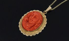 Handgestoken bloedkoraal camee 14 karaats gouden vintage ketting hanger