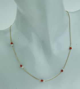 14 karaats gouden ketting met parels en bloedkoraal