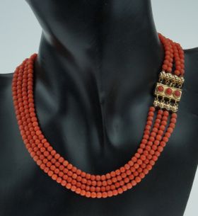 Antiek bloedkoraal dames / meisjes collier met 14 karaats gouden sluiting