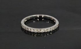Witgouden dames halve alliance ring met 15 briljant geslepen diamanten(totaal ca. 0,45ct, SI/P, F-H). Handgemaakt sieraad, de ringmaat is 17,25(54), breedte ring 2mm, elegante uitvoering, stijl minimalistisch. Betreft een 10 karaats gouden ring, gestempel