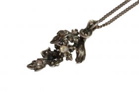 Antieke hanger volgezet met roosdiamanten aan zilveren collier