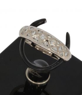 14 karaats witgouden luxe ring met 19 briljant geslepen diamanten van ca. 0,35ct totaal. De ringmaat is 16,5(52), breedte ringkop 5mm, solide uitvoering van 3,50 gram. Gestempeld met het 585 goudmerk, Hollands gekeurd eikenblaadje, conditie fraai, lichte 