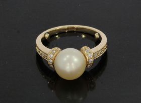 14 karaats gouden design dames ring met zoetwaterparel van 9mm omlijst door 16 diamanten. Solide uitvoering van 4,20 gram, de ringmaat is ca. 16,5(size bolletjes binnenin ringscheen, zonder bolletjes ringmaat 17,25), conditie fraai. Gestempeld met het 585