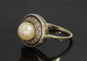 14 karaats geelgouden antieke ring met centrale zoetwaterparel(7mm) omlijst door 17 diamantjes. Verfijnd gemaakt juweel, stijl minimalistisch, de ringmaat is 15,75(49), doorsnee ringkop 12mm. Conditie fraai antieke staat, gestempeld met het 585 goudmerk H