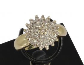 14 karaats geelgouden entourage ring met een rozet van 35 briljant geslepen diamanten(totaal ca. 1,00ct). De ringmaat is 18,25(57), solide uitvoering van 7 gram, doorsnee ringkop 15mm. Conditie fraai, gestempeld met het 585 goudmerk Hollands gekeurd. 