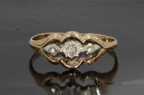 Antieke 14 karaats gouden victoriaanse ring met 3 diamanten