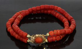 2-strengs antieke bloedkoraal armband 14k gouden sluiting 
