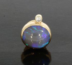 14 karaats gouden speld met Opaal doublet en diamant