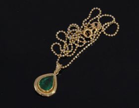 Smaragd edelsteen hanger 18 karaats gouden bolletjes design ketting