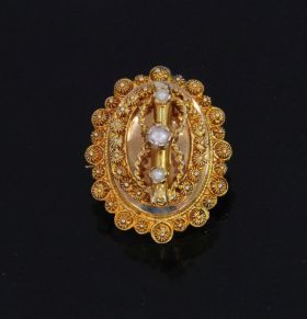 Antieke 14 karaats gouden zeeuwse broche (tevens te dragen als hanger middels oogje aan achterzijde) met filigrain bewerkte spinnetjes en 3 zaadparels. Fijne uitvoering, afmetingen van dit sieraad zijn 23x18mm, gewicht 2,50 gram. Gestempeld met het 585 go
