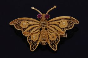 Vlinder broche filigrain bewerkt met robijnen oogjes 14k goud