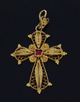 18 karaats gouden filigrain bewerkte kruis hanger robijn