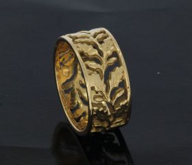 Antieke gouden ring bewerkt close up