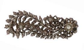 Zilveren antieke veerbroche met 7 roosgeslepen diamanten(grootste diamant 3mm), handgemaakt juweel. Afmetingen van dit sieraad zijn 53x18mm, solide uitvoering, gewicht 9,50 gram. Gestempeld met het 835 zilvermerk, Hollands gekeurd, naald onedel, conditie 