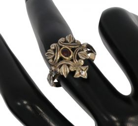 Bijzondere antieke ring 19 karaats geelgoud met kroonvormige zilveren ringkop waarin een centrale granaat en roosdiamantje in stervorm. De ringmaat is 18(56), afmetingen ringkop 17x13mm, gewicht 3,20 gram, elegante uitvoering. Gestempeld met het 19ct goud