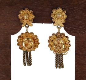 Antiek 14 karaats geelgouden set dames oorbellen met filigrain bewerkte spinnetjes en baardjes pampel. Draaglengte van dit sieraad is 40mm, gewicht 4,50 gram, conditie mooi antieke staat, betreft een samengesteld sieraad, datering omstreeks 1900, stekers