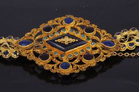 19e eeuwse antieke haaksluiting voor een bootjescollier gemaakt van 18 karaats goud en bezet met gekleurde glasstenen(paste) en onyx. Gedetailleerd en fraai bewerkt, afmetingen van dit sieraad zijn 55x40mm, gewicht 7,20 gram. Conditie mooi antieke staat, 