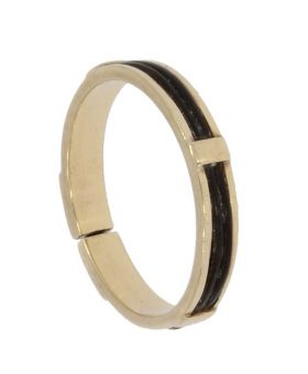 Geelgouden antieke band ring met gevlochten olifanthaar. De ringmaat is 17,25(54), breedte ring 3,3mm, verfijnd gemaakt juweel. Onderzijde ringscheen is open zodat er nog enige speling zit in de ringmaat, betreft een 9 karaats gouden sieraad 375 gestempel