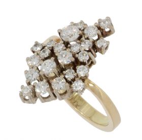 14 karaats geelgouden entourage ring gezet met 13 briljant geslepen diamanten(ca. 0,60ct) geflankeerd door 9 briljant geslepen zirkonia in witgouden zetting. Samengesteld handgemaakt sieraad. De ringmaat is (53), afmetingen ringkop 22x13mm, solide uitvoer