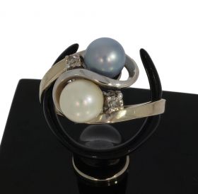 14 karaats witgouden slag ring 2 parels en 2 diamanten