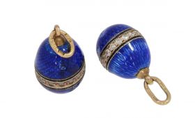 Uniek set 14 karaats gouden hangers uit Rusland met kobaltblauw geëmailleerde eieren in de stijl van Faberge versierd met witte stenen. Draaglengte van dit sieraad inclusief hangoogje is 24mm, doorsnee eieren 11mm, totaalgewicht 8,50 gram. Uniek verzamela