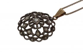 Zilveren antieke hanger met een rozet van 17 roosgeslepen diamanten gouden hangoog zilveren collier