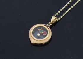 18 karaats geelgouden design ketting hanger met saffieren en glaasje waarachter diamant, robijn, smaragd en saffier. Handgemaakt juweel, afmetingen van dit sieraad inclusief hangoogje zijn 27x17mm, gewicht bijna 5 gram. Gestempeld met het 750 goudkeurmerk