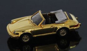 Unieke gouden porsche carrera 911 miniatuur auto handgemaakt