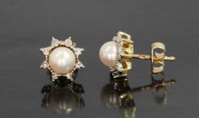 Parel oorbellen 14k goud met 16 diamanten vintage stekers