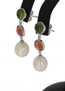14 karaats witgouden set design oorbellen met parel 8mm waarboven 2 toermalijn kleurige stenen. Draaglengte van dit sieraad is 30mm, gewicht bijna 4 gram. Conditie fraai, gestempeld met het 585 goudmerk Hollands gekeurd eikenblaadje. Worden geleverd met n