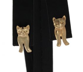 Gouden set oorbellen in de vorm van een poes kat
