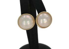 Fraai 14 karaats geelgouden set dames oorbellen met grote Mabe parel(14mm) in ronde omlijsting. Solide uitvoering van 6,50 gram, doorsnee oorbellen 17mm. Gestempeld met het 585 goudmerk, Hollands gekeurd, conditie fraai.