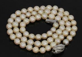 Diamanten witgouden siersluiting met parel collier vintage
