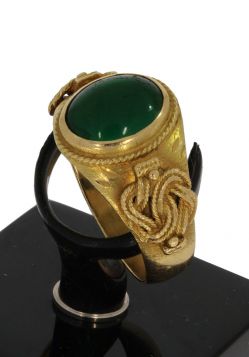 Gouden heren vintage ring met groene steen mattenklopper motief