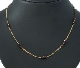 14 karaats geelgouden gourmet schakel ketting waartussen granaat kralen met een doorsnee van 4mm. Draaglengte van dit sieraad is 39cm, tevens draagbaar op 36cm middels extra oogje, gewicht 3,70 gram, breedte gourmetschakel 1,3mm. Conditie fraai, gestempel