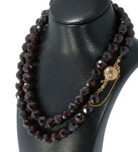 Granaten antiek collier 14 karaats gouden bewerkte bolsluiting