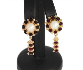Fraai 14 karaats gouden set dames oorbellen(clip model geen gaatjes nodig) met een entourage van granaten en parel, handgemaakt juweel. Draaglengte van dit sieraad is 30mm, solide uitvoering van 7 gram. Gestempeld met het 585 goudmerk, Hollands gekeurd ei