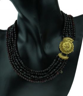 5-strengs glasgranaten ketting aan fraai antieke gouden sluiting