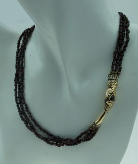Antieke granaten ketting met exclusieve gouden slangen kop sluiting