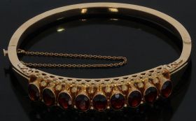 Vintage handgemaakte 14k gouden slaven dames armband bangle met facetgeslepen granaten