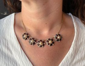 Fraai 14 karaats gouden dames collier met een vaste hanger waarin een entourage van granaten en parels, handgemaakt juweel. Draaglengte van dit sieraad is 41,5cm, robuuste en solide uitvoering van 29 gram, breedte jasseron schakels 3mm, afmetingen hanger 