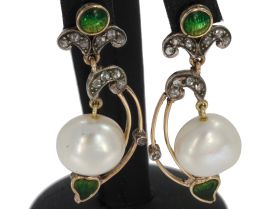 Handgemaakt set 14k gouden antieke oorbellen met parel(11mm) en groene emaille versiering. In totaal bezet met 22 roosgeslepen diamanten in zilveren omlijsting, betreft een lang model, draaglengte 40mm, totaalgewicht 8 gram. Pousettes gestempeld met het 5