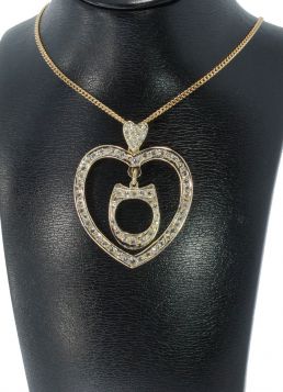 Exclusieve 14 karaats geelgouden hart hanger volgezet met 70 briljant geslepen diamanten, handgemaakt juweel. Totaal gewicht diamanten ca. 1,50ct, grote uitvoering, afmetingen hanger 45x40mm, gewicht 9,30 gram. Centraal in het hart een stijgbeugel, los bu