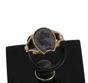 Hoefijzer gouden ring met paard gravure in hematiet antiek handgemaakt juweel