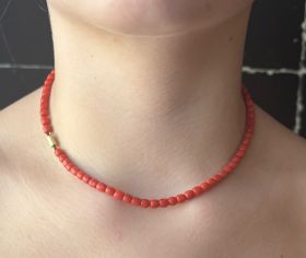 Bloedkoraal vintage collier aan 14k gouden gematteerde sluiting