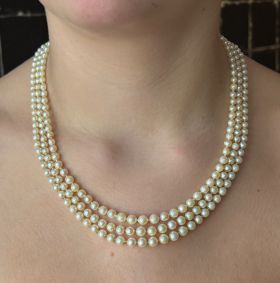 Vintage zoetwater parel 3-strengs dames collier aan 14 karaats gouden bloemsluiting(15mm). Draaglengte van dit sieraad is 47cm, snoeren oplopend tot 52cm, parels en- chute geregen van 3,5mm tot 6mm, totaalgewicht 41 gram. Slot gestempeld met het 585 goudm