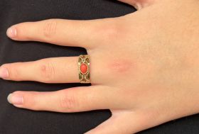 Bloedkoraal antieke 14k gouden ring bewerkt motief