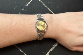 Rolex Oyster Perpetual Datejust dames polshorloge met originele papieren. Dit horloge is volledig geserviced en weer in topstaat gebracht, wordt geleverd met 12 maanden garantie. Betreft een 26mm uitvoering ref 6917 met gouden bezel en gouden / stalen ban