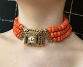 3-strengs antiek bloedkoralen collier aan 14 karaats gouden haaksluiting, herkomst Volendam, Alziend oog, uniek sieraad voor de verzamelaar. Draaglengte van dit sieraad is 37cm(let op: hoog in de hals te dragen), gelijkmatig geregen, grote zalmroze kaasje