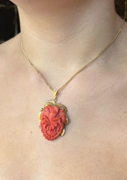 Bloedkoraal bloem 18 karaats gouden fraaie ketting hanger vintage